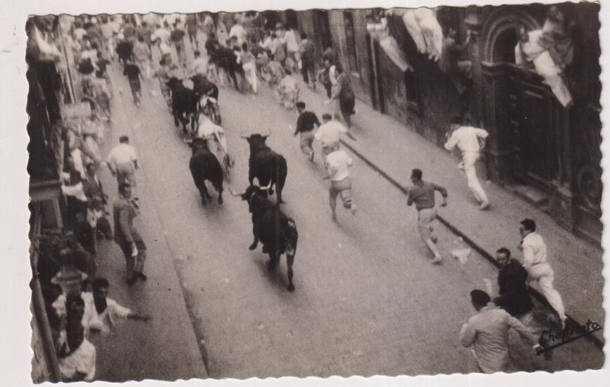 Pamplona. Los toros por el segundo tramo de la Típica calle Estafeta. Fechada en Julio de 1963
