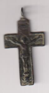 Cristo en la Cruz. (AE 36 mms.) R/Corona de espina, Cáliz, custodia, escalera, lanza, tenazas, martillo…