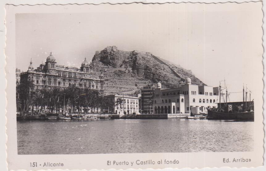 Alicante.- El Puerto y Casatillo al fondo. Ediciones Arriba 151. Fechada en Noviembre de 1953