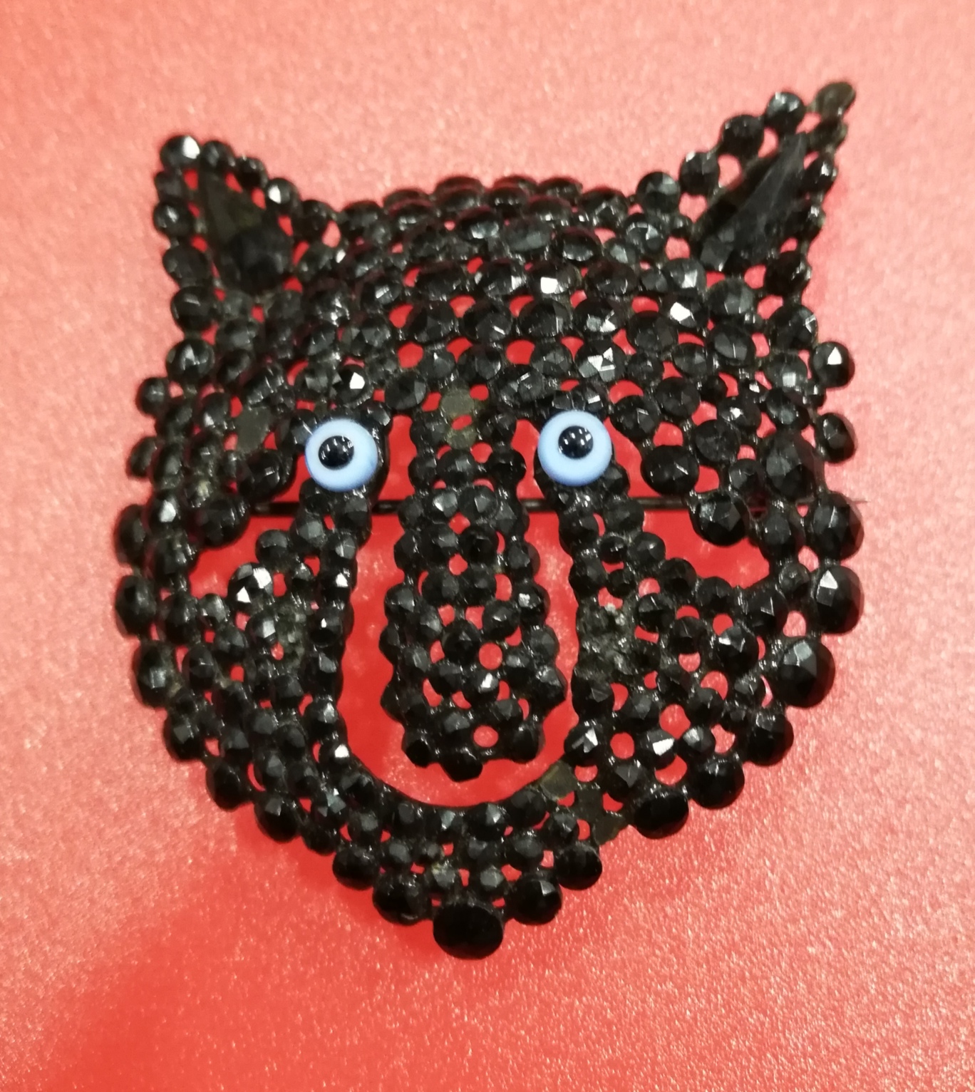 Muy bonito broche antiguo con cara de lobo (azabache?). Alfiler en reverso