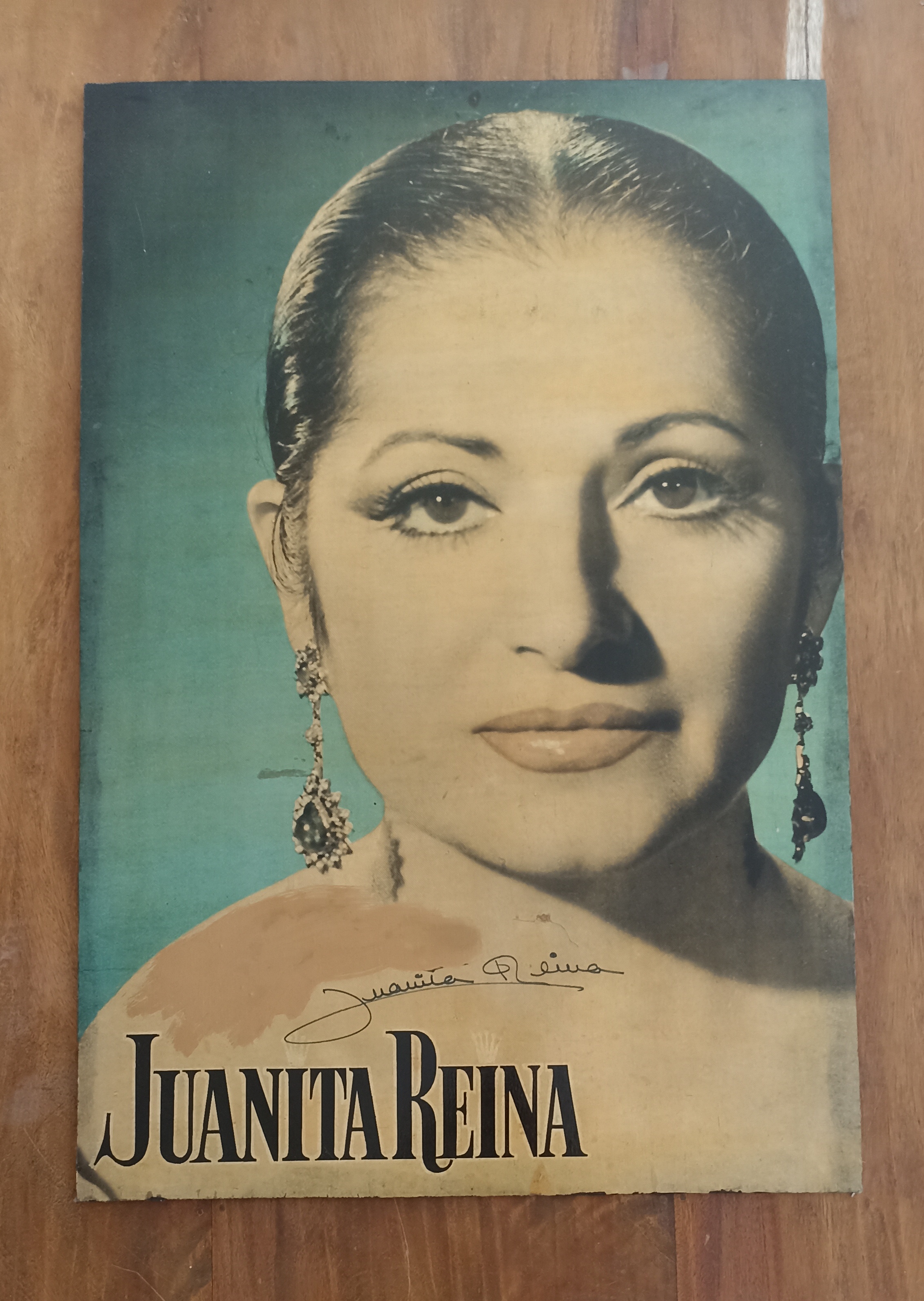 Juanita Reina. Cartel pegado en tabla (100x70 cm.) Dedicatoria borrada en parte por lo que solo se aprecia la firma