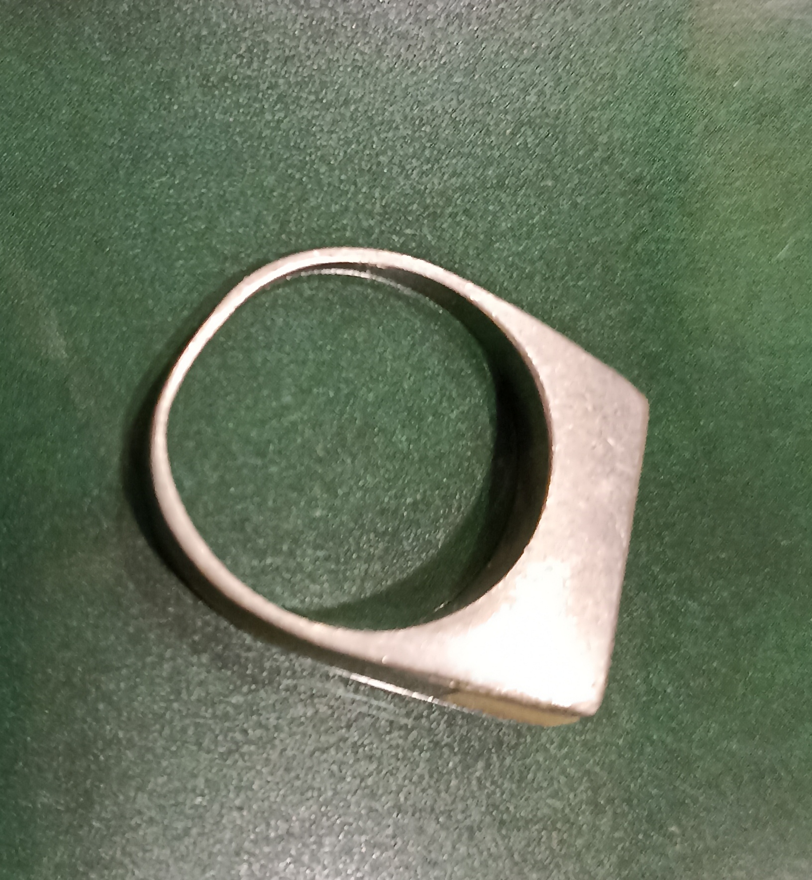 Curioso Anillo en plata y hueso