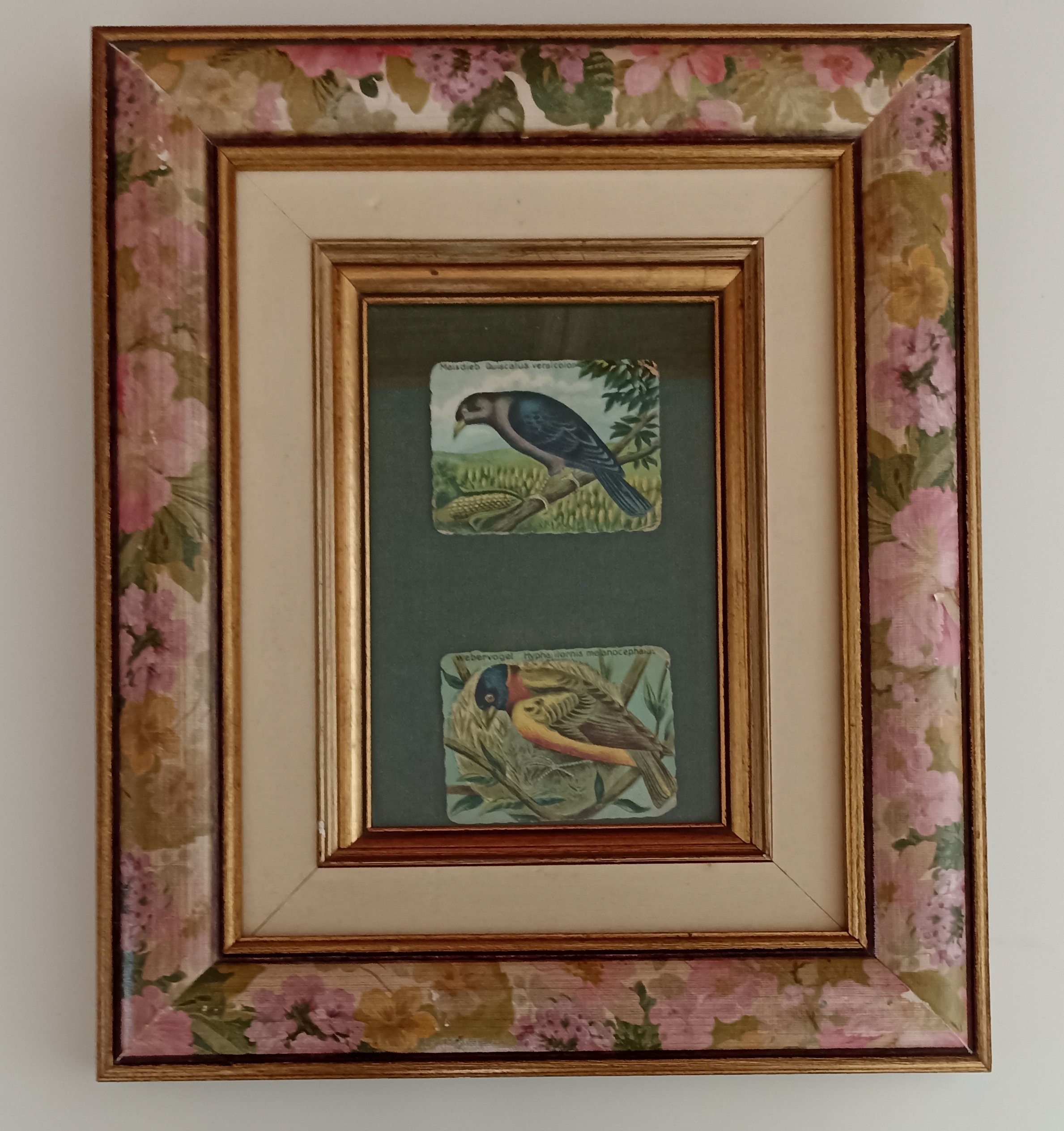 Bonito cuadro con marco de madera y cristal protector. 35,5x30 cm.