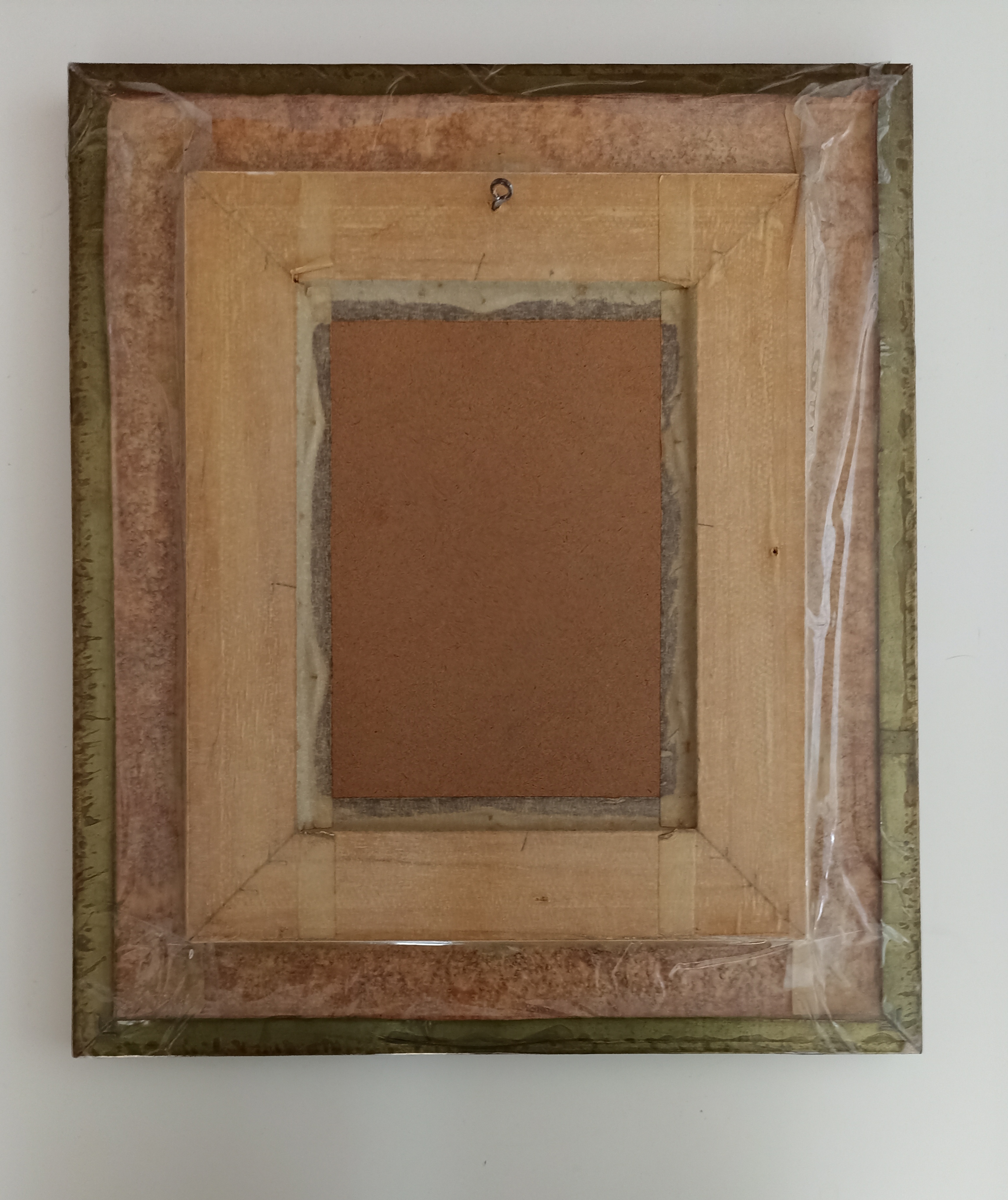 Bonito cuadro con marco de madera y cristal protector. 34,5x29,5 cm.