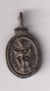 S. Trinidad (Jesús Crucificado) Medalla (AE 16 mms.) Cruz, Ley. Latina. Siglo XVII-XVII. RARA