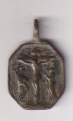 Crucificado entre Virgen y Apóstol. Medalla (AE 23 mms.) R/ S.M. de Patibi ? Siglo XVII-XVIII