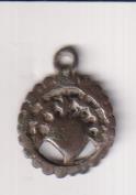 Corazón con 7 espadas clavadas. Medalla Troquelada. (AE 16 mms.) Siglo XVII-XIX