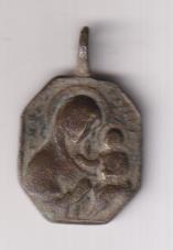 Crucificado entre Virgen y Apóstol. Medalla (AE 23 mms.) R/ S.M. de Patibi ? Siglo XVII-XVIII