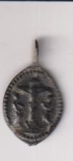 Jesús Crucificado entre María y Apostol. Medalla (AE 20 mms.) R/ Dolorosa. Siglo XVII-XVIII