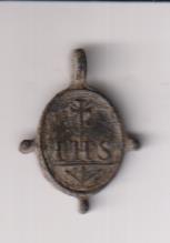 Cruz sobre I. H. S. Medalla (AE 17 mms.) R/ Inmaculada. Siglo XVIII