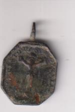 Crucificado. Medalla (AE 22 mms.) R/ Virgen. Siglo XVII-XVIII
