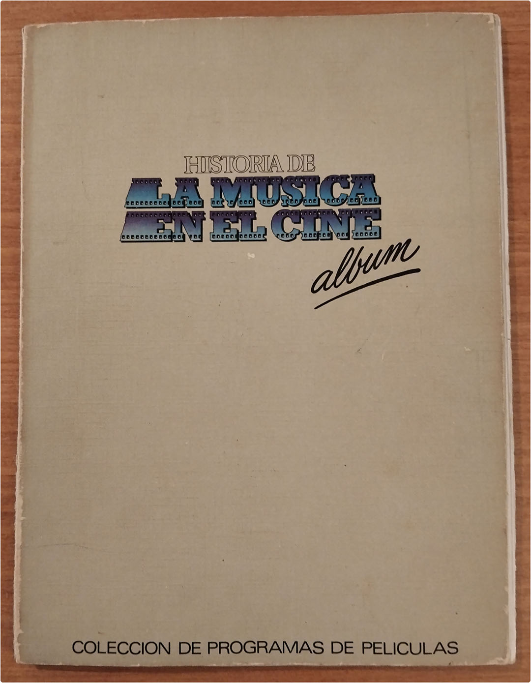 Historia de la Música en el cine. Álbum editado por Belter. (29x21,5 cm.) con 207 fichas de programas de cine para recortar