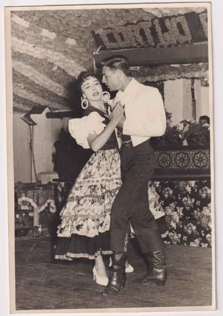 Elvira Chamaco y Eduardo Montero. Fotografía (17, 5x12) Fotógrafo Rafael Cubiles. Cortijo El Guajiro, Sevilla 1959