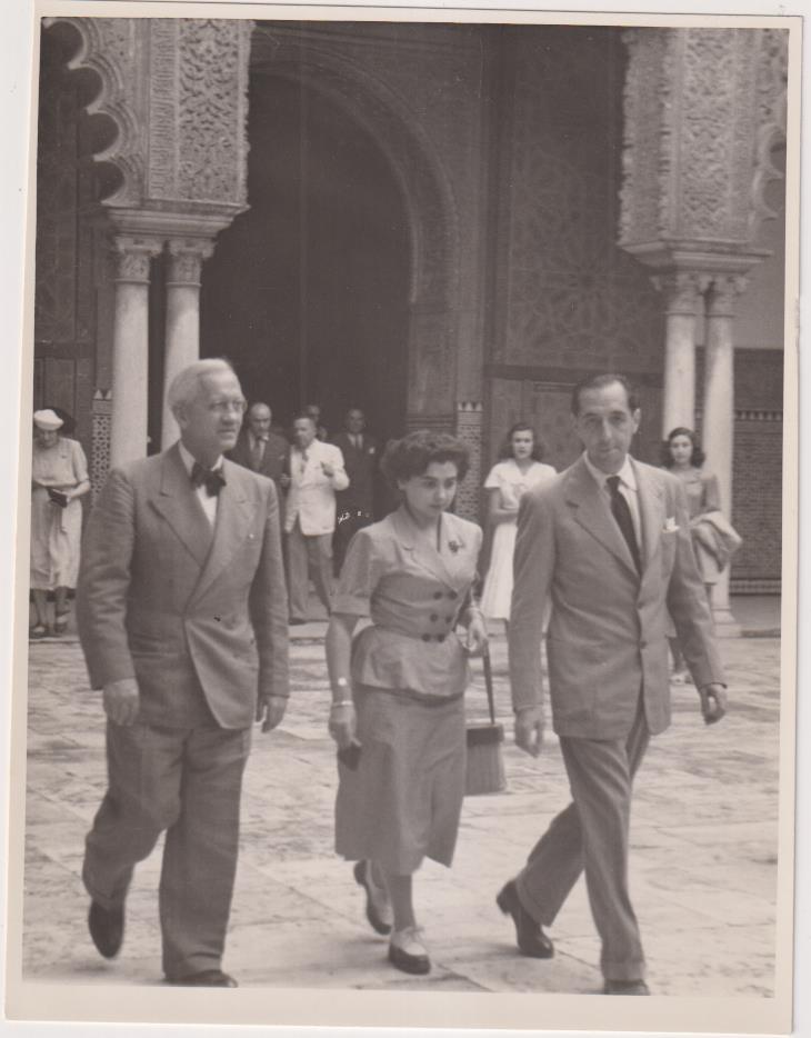 Doctor Fleming en Sevilla, 1948. Interior del Alcázar. Fotografía (15,5x12 cms.) Foto José narbona