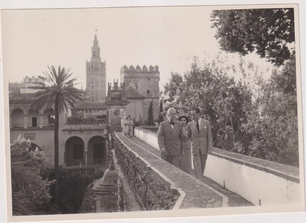 Doctor Fleming en Sevilla, 1948. Interior del Alcázar. Fotografía (17,5x12 cms.) Foto José narbona