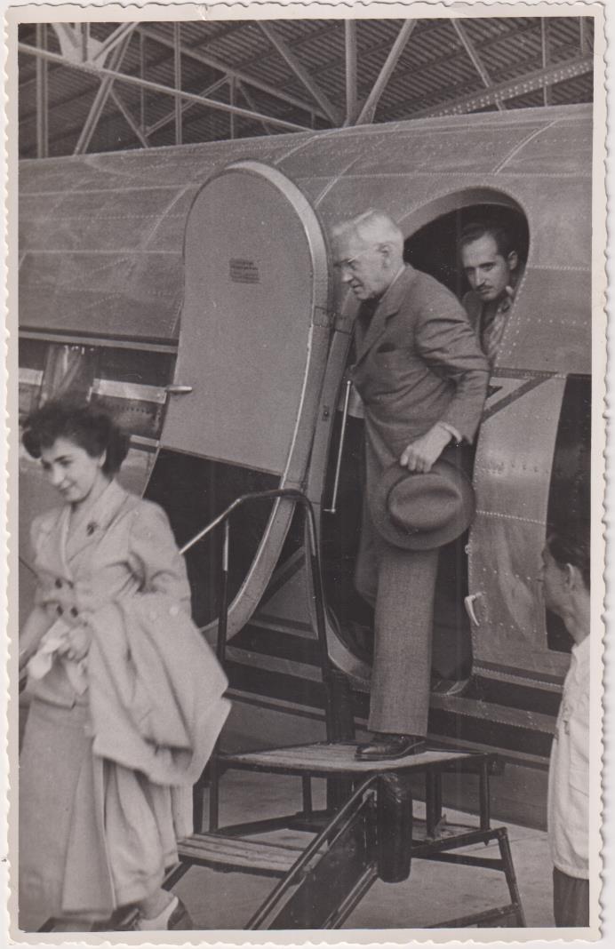 Llegada del Doctor Fleming a Sevilla en 1948. Fotografía (18x11,5 cms.) Foto Serrano