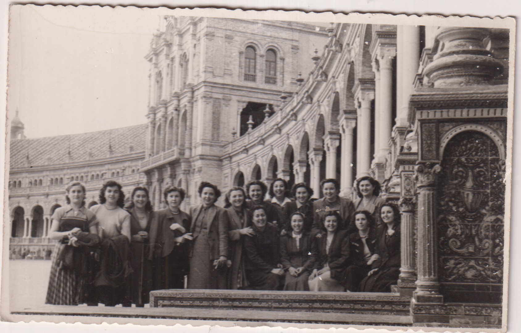 Fotografía (14x8,5) Al Dorso: Sevilla 23 Febrero de 1952. En la Plaza de España