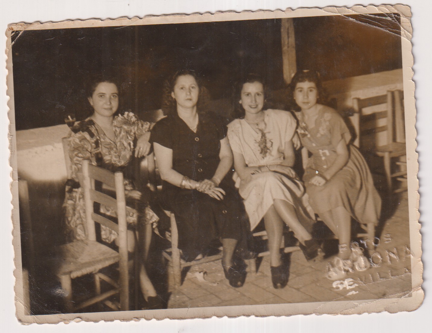 Fotografía (11,5x8,5) Foto. Arjona. Sevilla. Al dorso: 15 de Octubre de 1947. Fiesta de la patrona de Intendencia. S. Teresa de Jesús