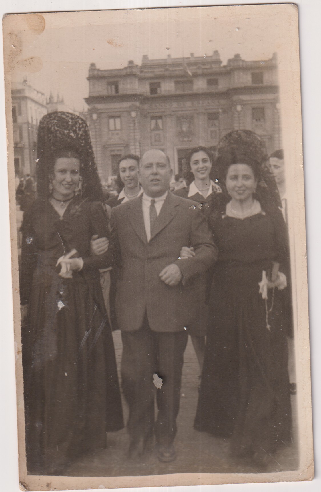 Tamaño postal. Foto Flore. Sevilla. al dorso: Sevilla 6 de Abril de 1950. Jueves Santo, por la Plaza de San Francisco
