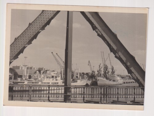 Fotografía (12x8,5) Fotógrafo Agudelo. Sevilla, Vista del puerto desde el Puente de Hierro. Años 60