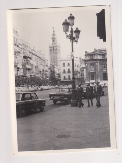 Fotografía (12x8,5) Fotógrafo Agudelo. Sevilla, Vista de la Giralda desde plaza Sanfrancisco. Años 70