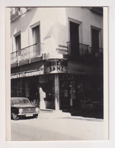 Fotografía (12x8,5) Fotógrafo Agudelo. Sevilla, Librería Sanz, C/ Granada esquina de General Polavieja. Años 70