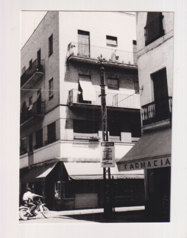 Fotografía (12x8,5) Fotógrafo Agudelo. Sevilla, C/ Feria, 116. Farmacia B. N. Años 70