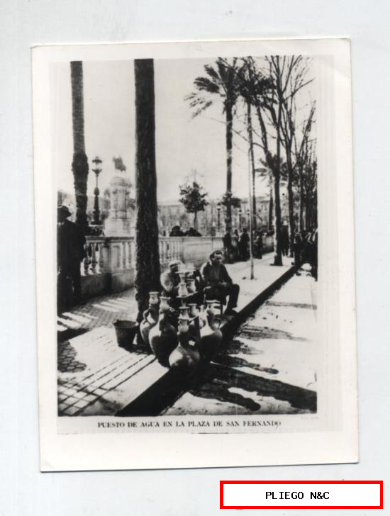 Fotografía (12,5x9) Sevilla. De una postal de un puesto de agua en la calle San Fernando