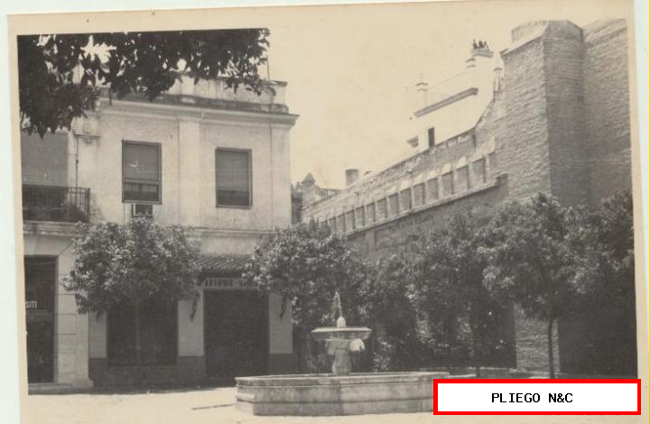 fotografía (9x12) plaza de la alianza (barrio de santa cruz) Fotógrafo Agudelo. Años 60