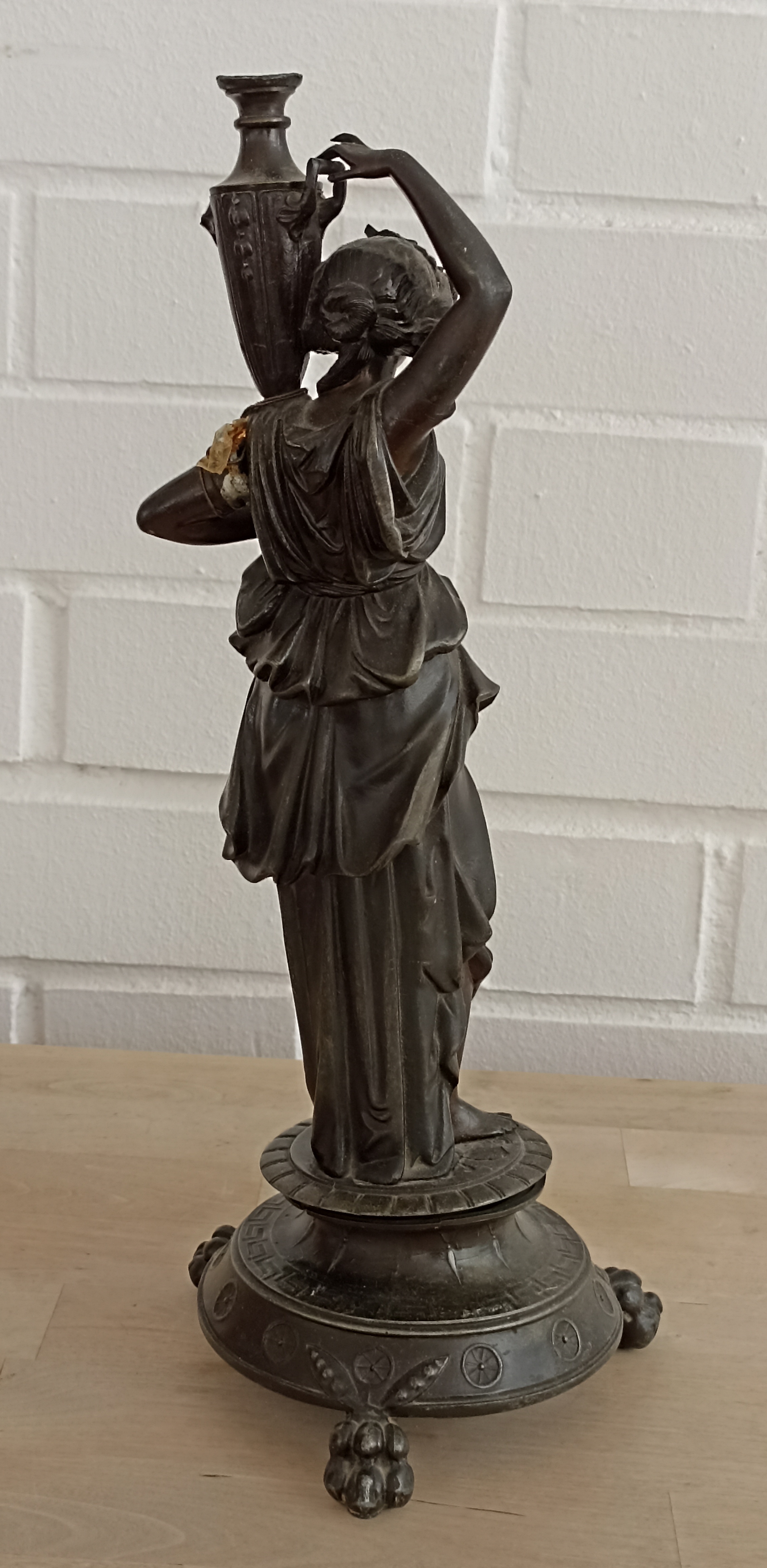 Figura femenina portando ánfora. Calamina bronceada (38x14) Siglo XIX