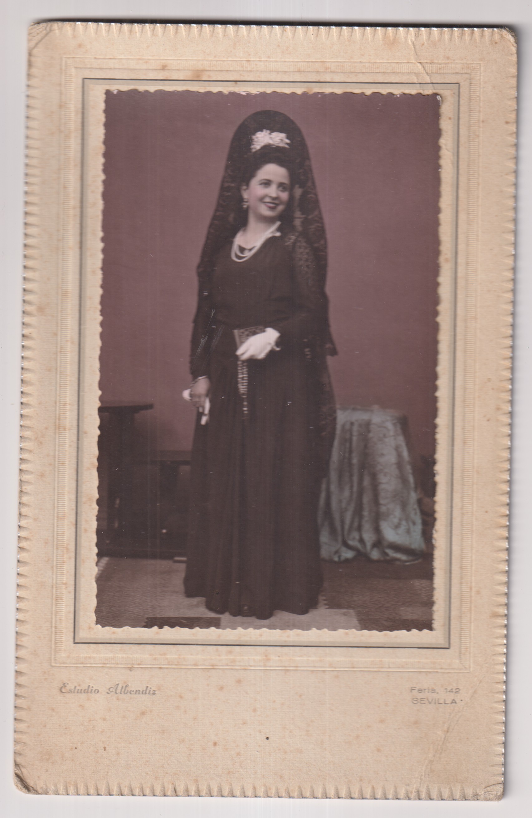 Fotografía (14,5x9,5) Mujer de mantilla. Estudio Albéniz. Sevilla. 1944