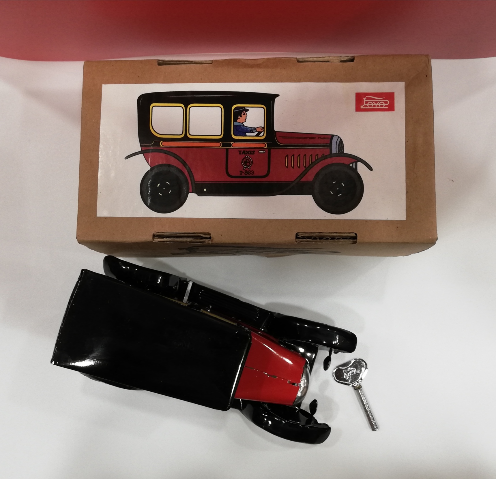 Taxi Rojo Payá. Réplica actual. Funciona. Presentado en su caja y con la llave