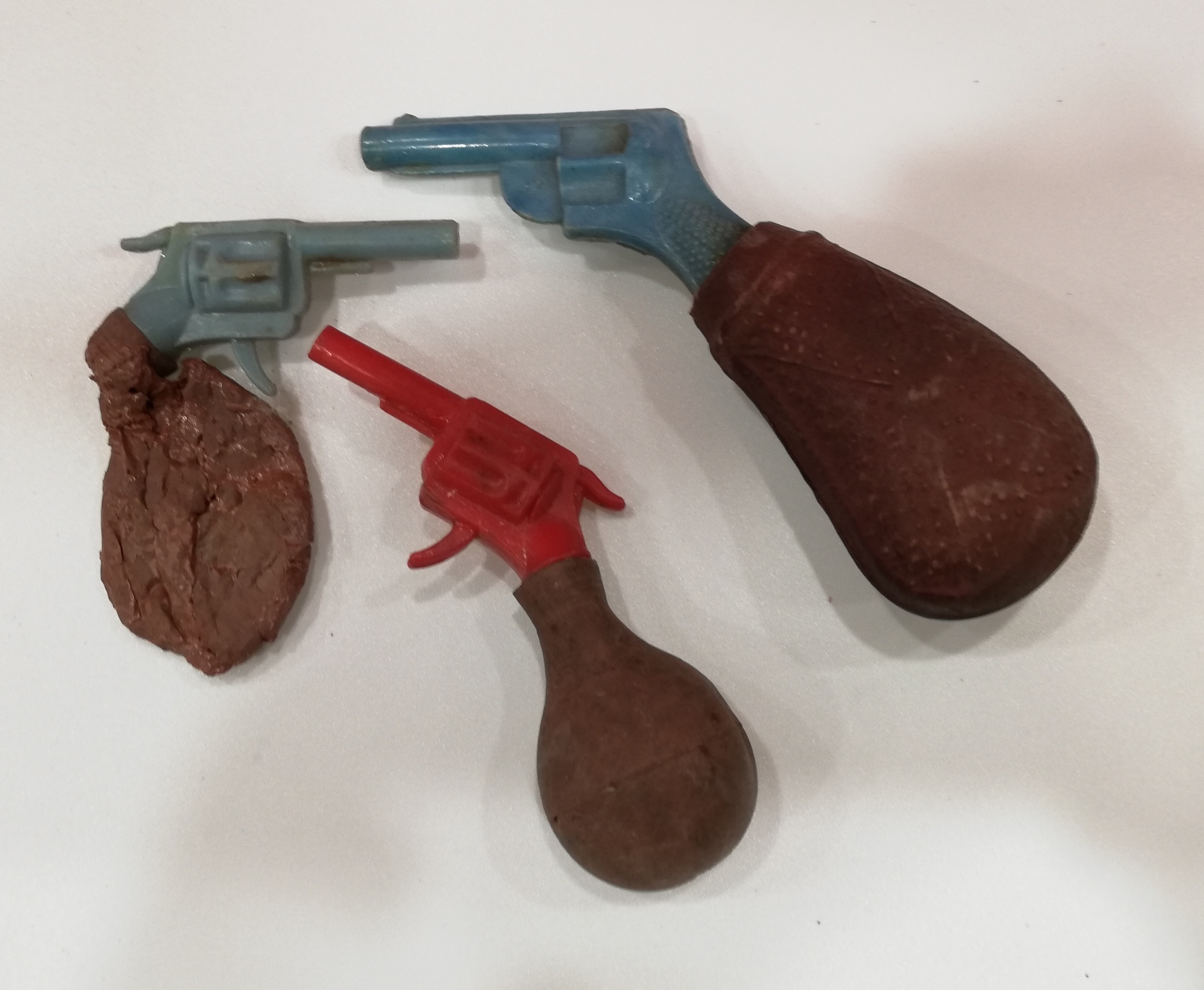 Antigua Pistola de agua en plástico y perilla de caucho. Lote de tres pistolas