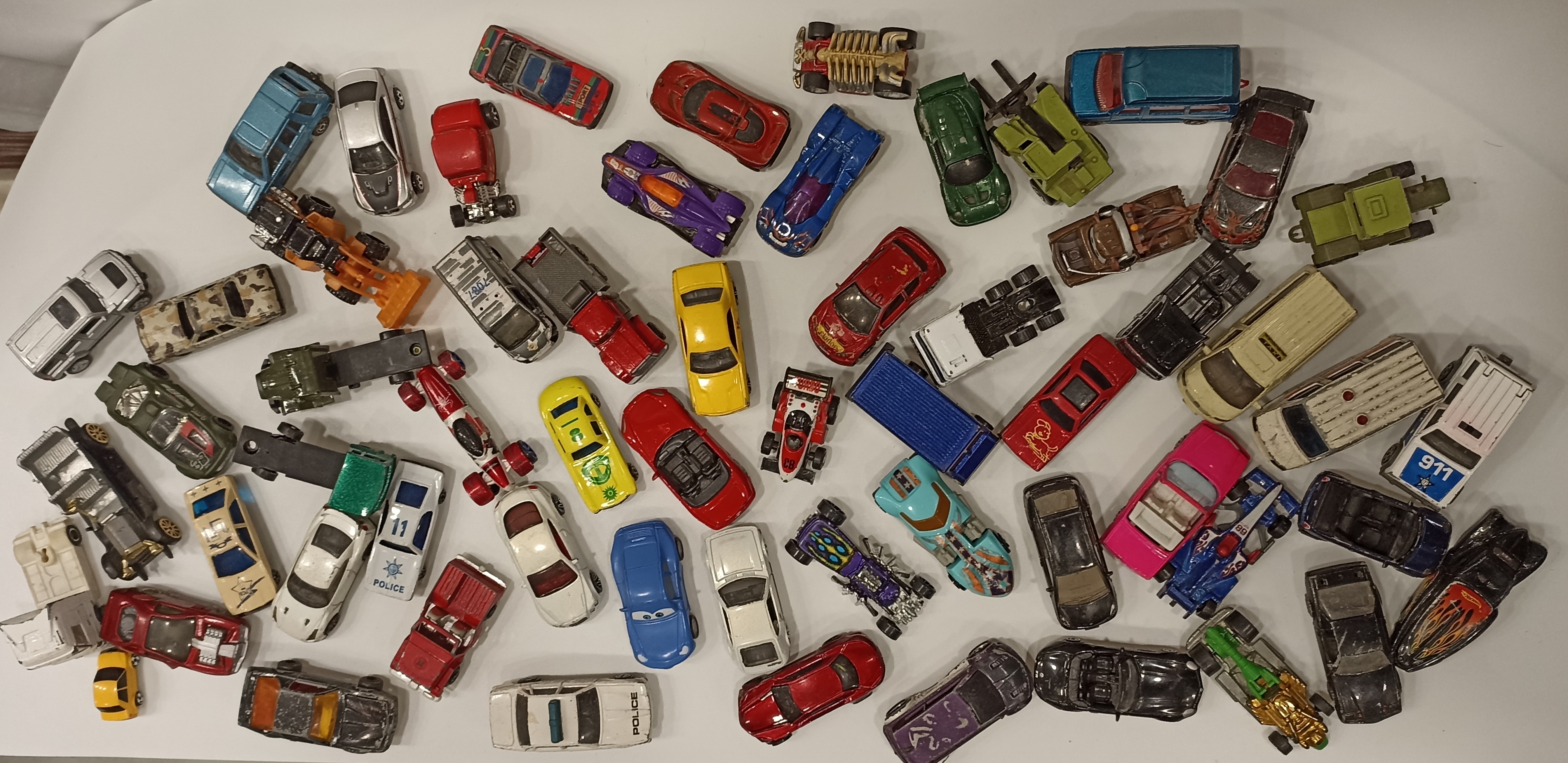 Lote de 60 coches y camiones en miniatura. Diferentes marcas y modelos