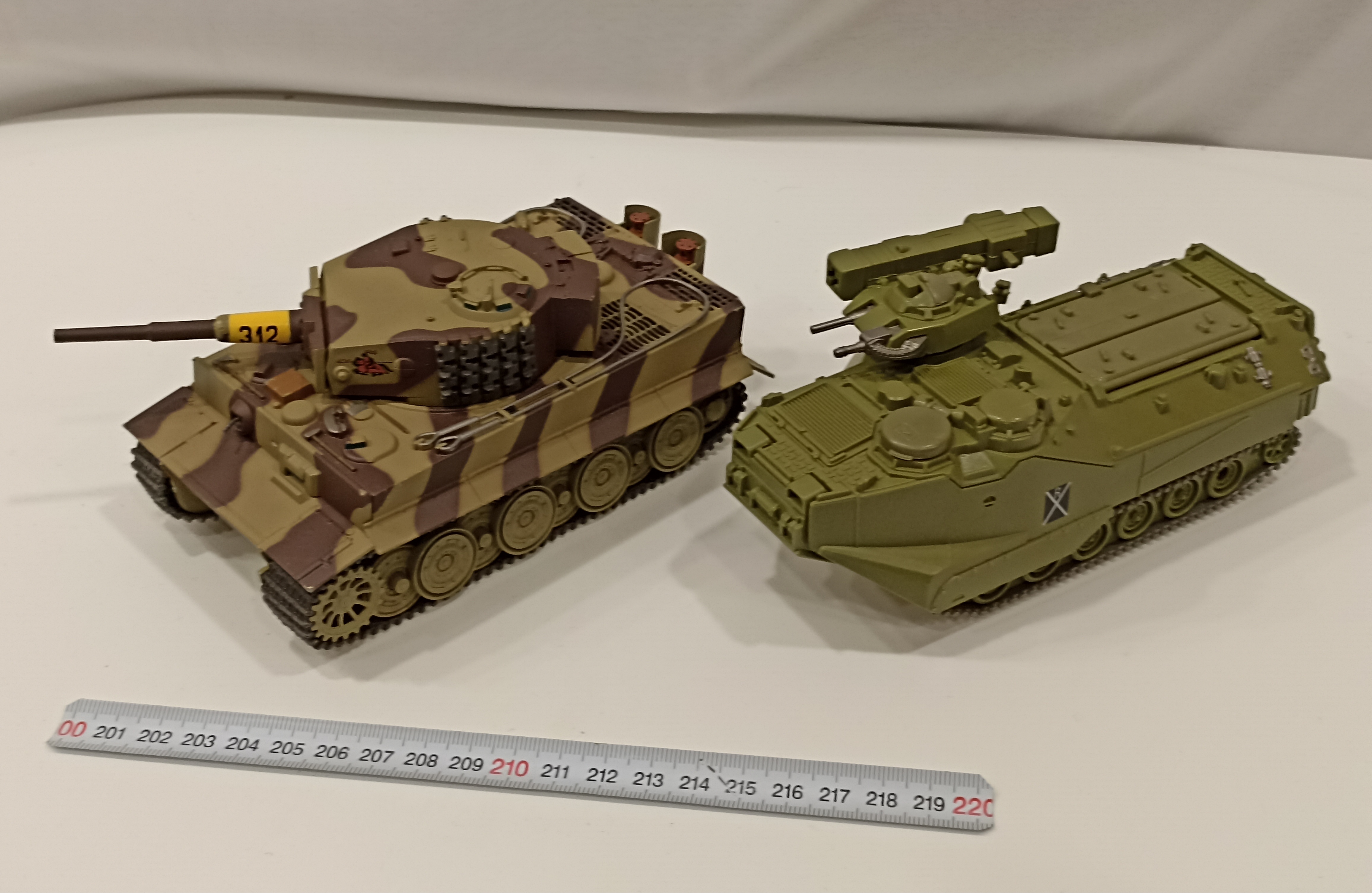 Carros de combate II Guerra Mundial. Tiger I (1/43 Altaya) y GTI (1997)