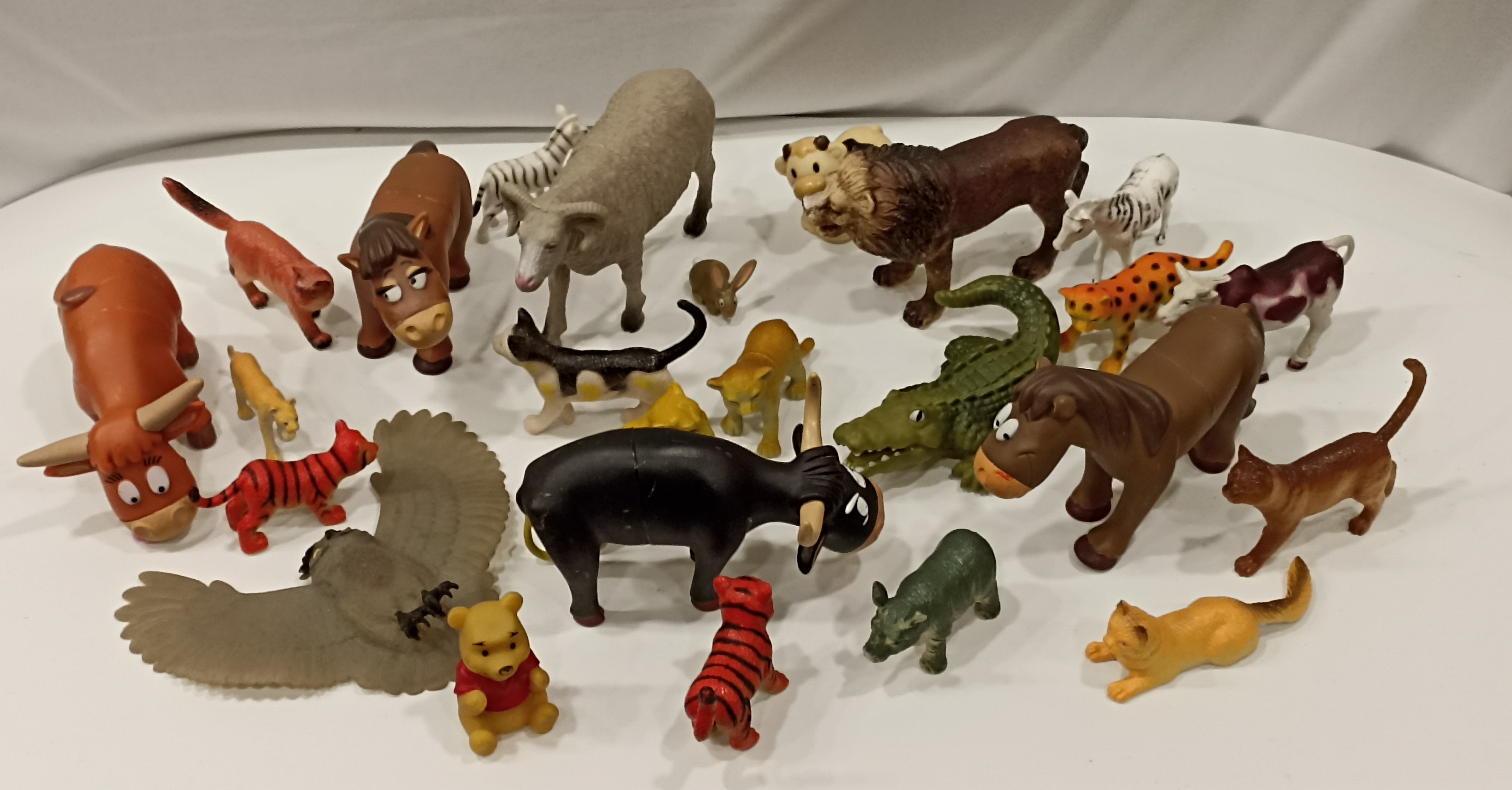 Lote de 25 Figuritas de animales. Diversas marcas y tamaños