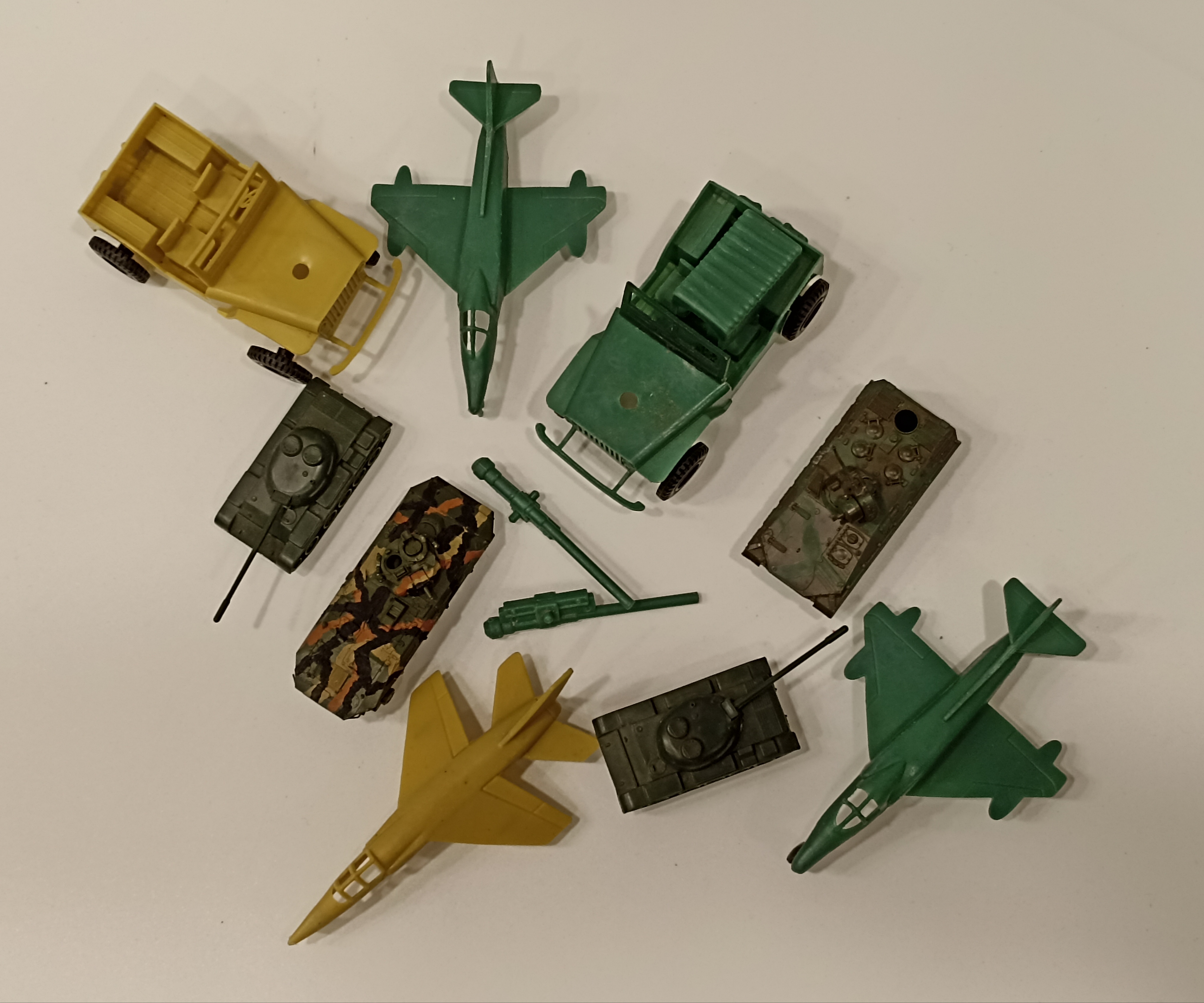 Lote de miniaturas en plástico (tanques, aviones, coches)