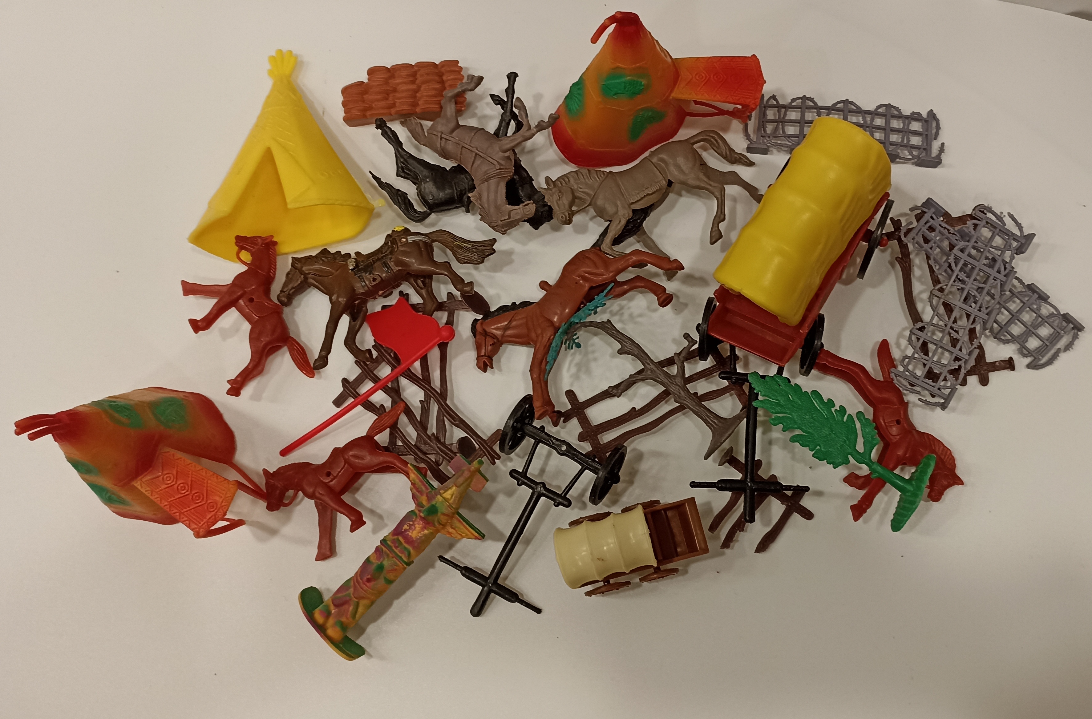 Lote de miniaturas en plástico (caballos, carretas, tipis)