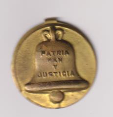 Emblema metálico de Auxilio Social. Patria, Pan y Justicia