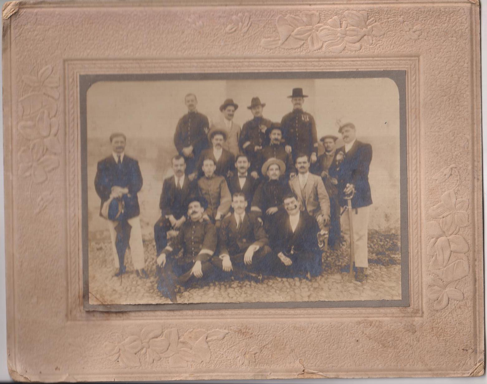 Fotografía (18x13 mas par pastú) Al dorso: 2ª Comandancia de Tropas de Intendencia. Sargentos y obreros en el día de su patrona, año 1915 y firma