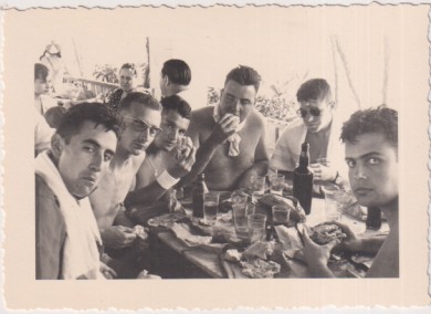 Infantes d Marina en el Merendero de la Playa de Fuentebravía (Puerto de Santa María Foto Malet.) Año 1955