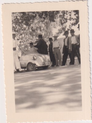Infante de marina y biscuter. San Fernando (Cádiz) 1955. Foto. Malet. Cádiz. Año 1955