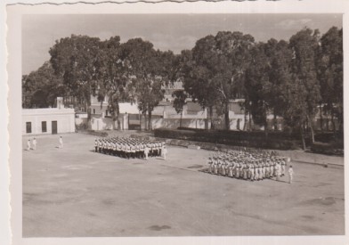 Fotografía (10,5x7,5 c) de Campamento. Al dorso: 9-53. Infantería de marina en San Fernando