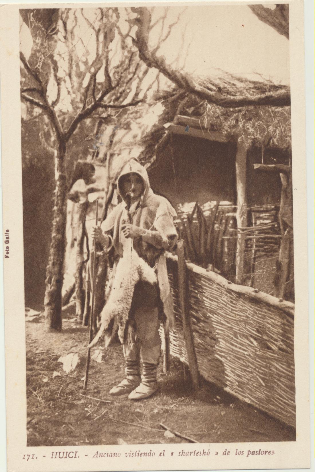 Huici. Anciano vistiendo el sharteshá de los pastores. L. Roisin Foto