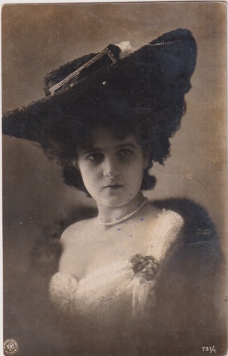 Foto Postal. Dama con sombrero. Franqueado y Fechado en Valencia el 15 Oct. 1908. Destino: Petres