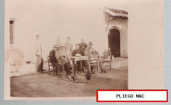 Foto-Postal. Sentados a la puerta de un Cortijo. Anterior a 1906