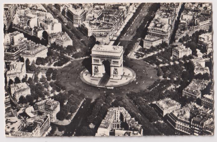 Postal. Paris - Vista aérea. La Plaza de la Estrella y el arco del Triunfo. Fechado al dorso en 1958