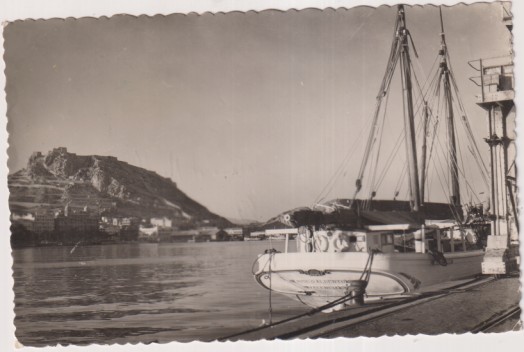 Alicante.- Vista parcial del puerto, Al fondo Castillo de Santa Bárbara. Fechador Correo Aéreo 12 Abr. 52
