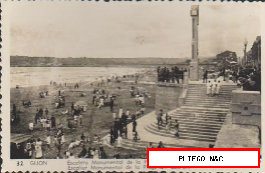 Gijón. Escalera monumental de la Playa de San Lorenzo. L. Roisin