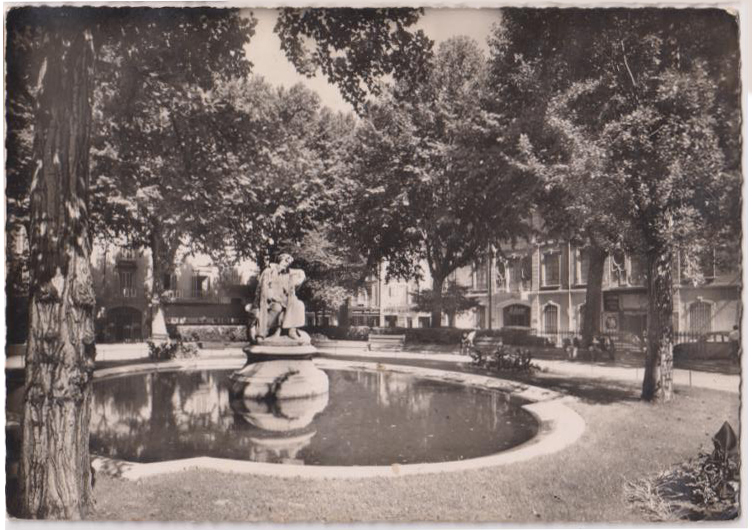 Postal. Nimes. Le square de la couronne et statue d´Alphonse Daudet. Fechado en 1959